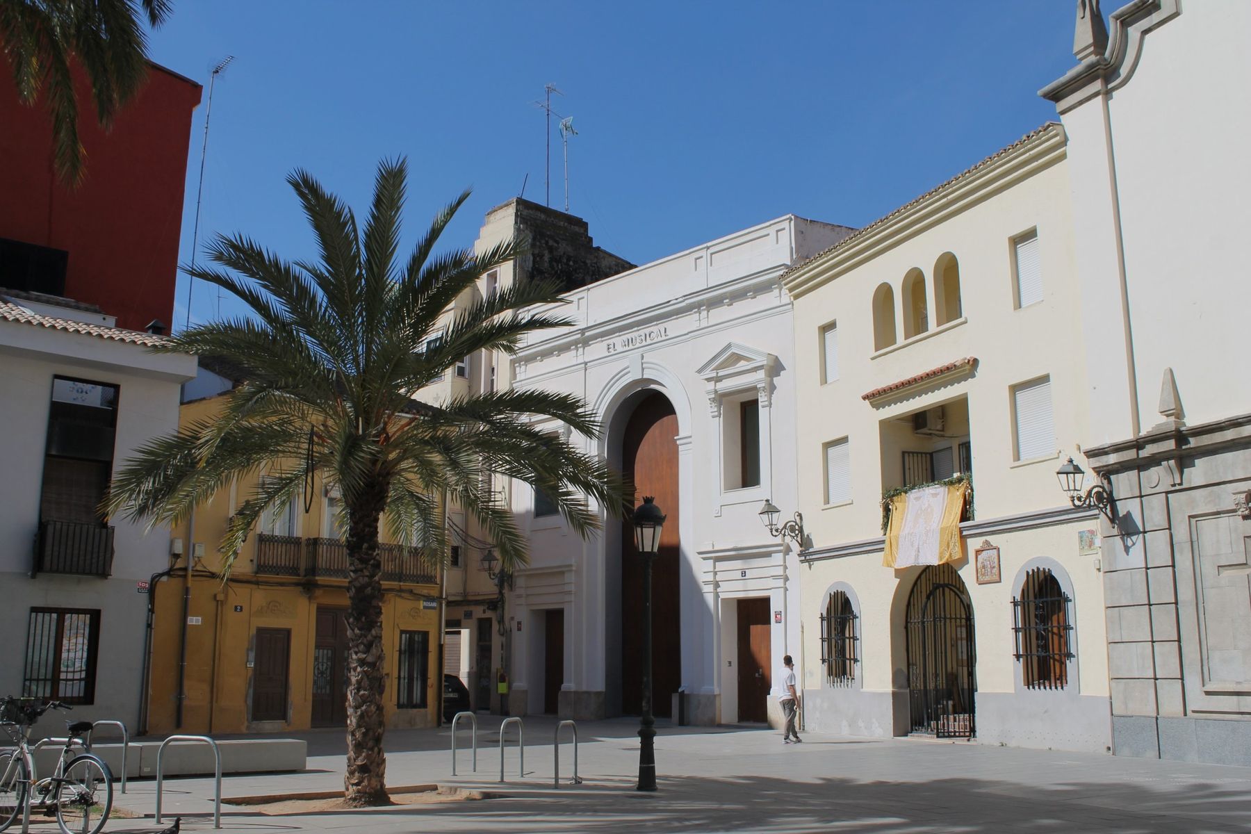 Plaza con palmera y el teatro El Musical en El Cabanyal, Valencia