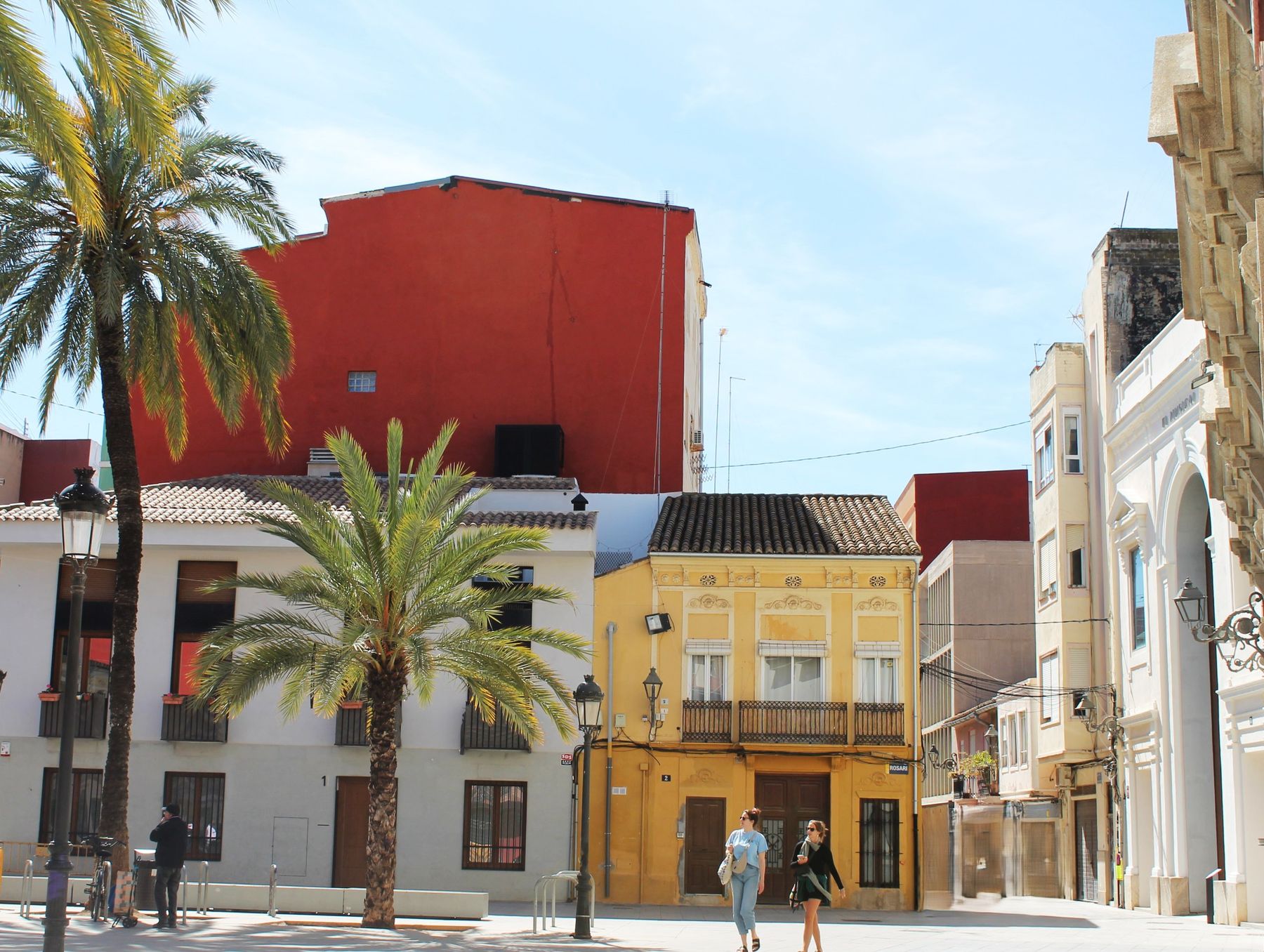 Plaza del Rosari en El Cabanyal con casas de colores y palmeras